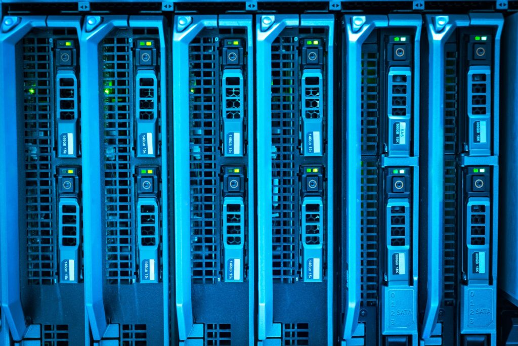 Redata cria incentivos para data centers e amplia aposta do Brasil em soberania digital Fileiras de racks de servidores iluminados em um moderno data center.