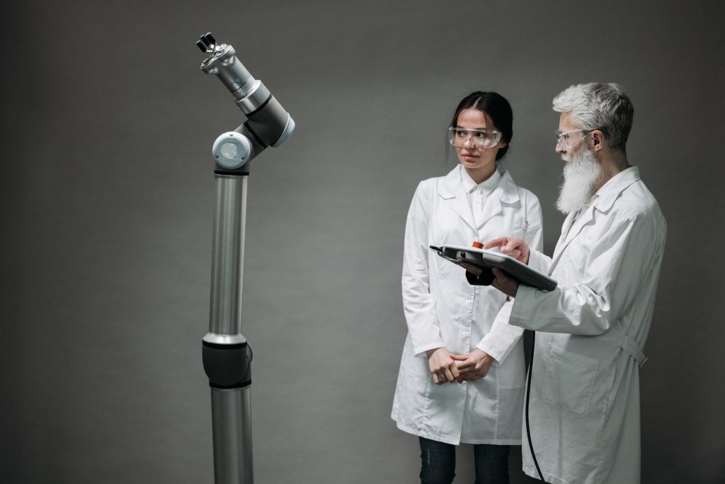 Pesquisadores analisam uma tecnologia robótica em um laboratório de pesquisa.